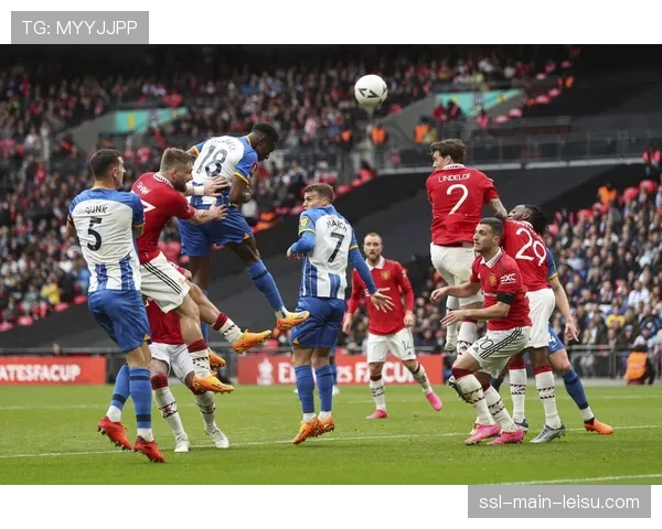 雨战中的坚持：英冠升级关键战，现场四万球迷无人提前离场
