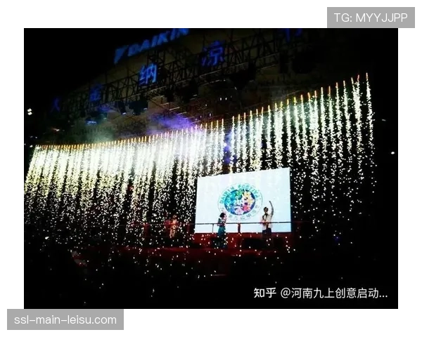 烟花彩烟与球迷助威声此起彼伏，王子公园球场氛围热烈